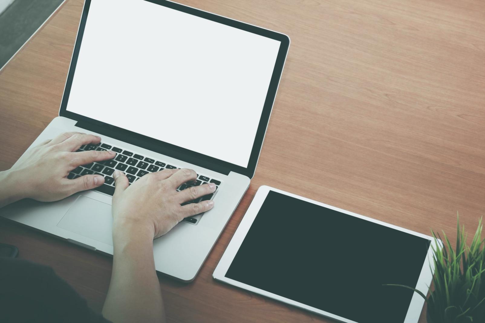 Organisierter Arbeitsplatz mit strukturiertem Lernumfeld und digitalen Hilfsmitteln