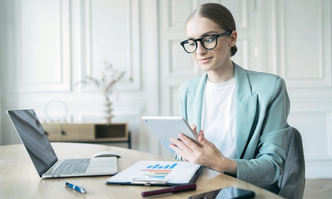 Arbeitsplatz mit technischen SEO-Analysen und Monitoren